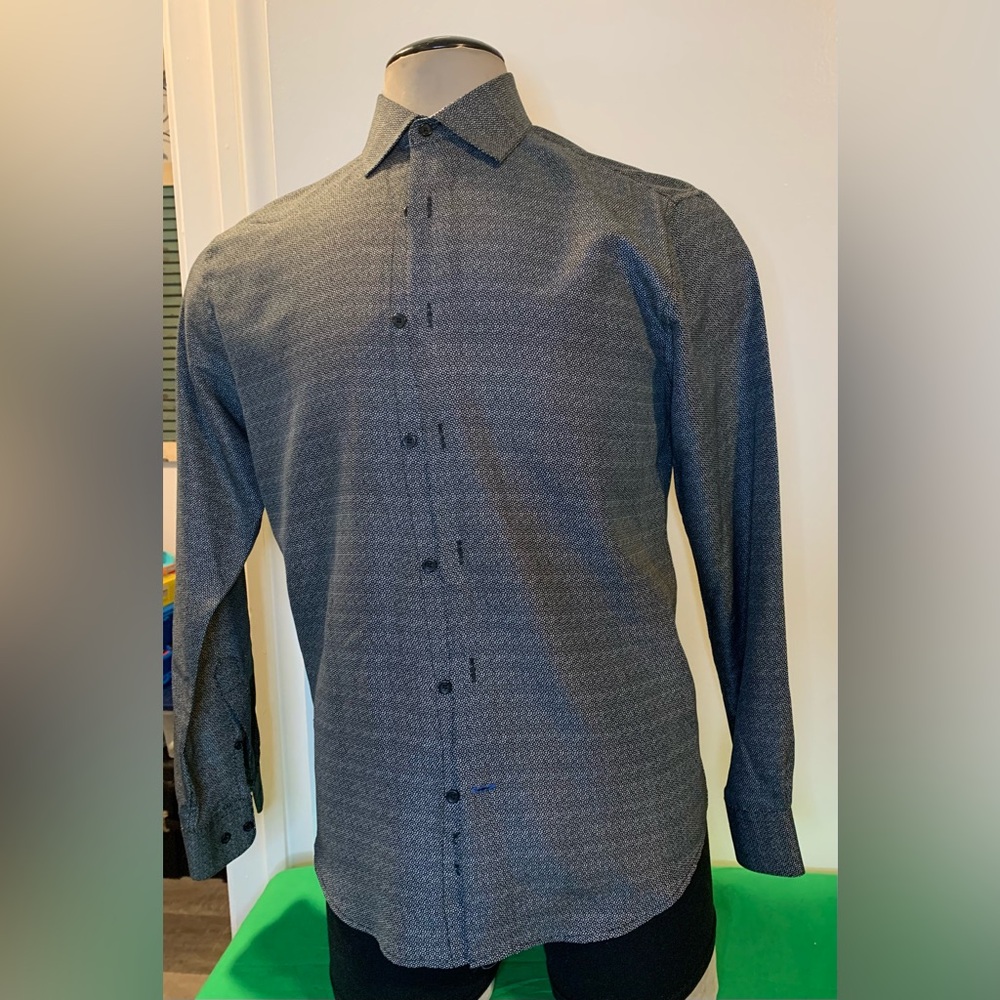 Nine West Men's Black and Gray Patterned Button-Down Shirt.
Neck 15” Size M